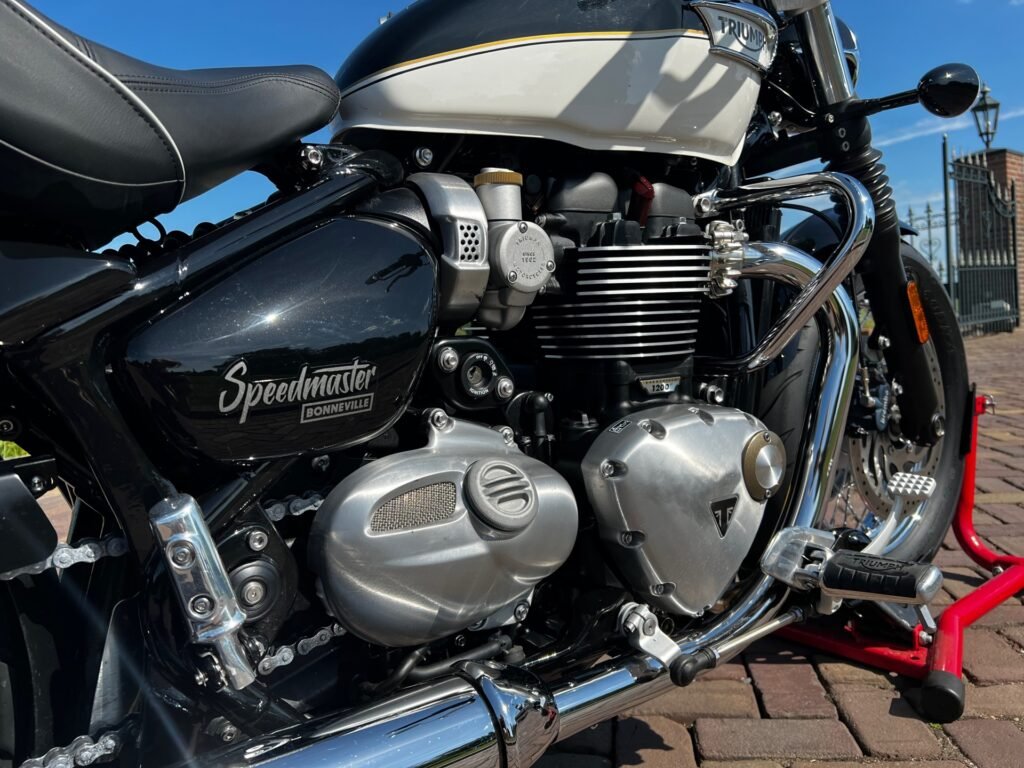 Triumph Bonneville – 12